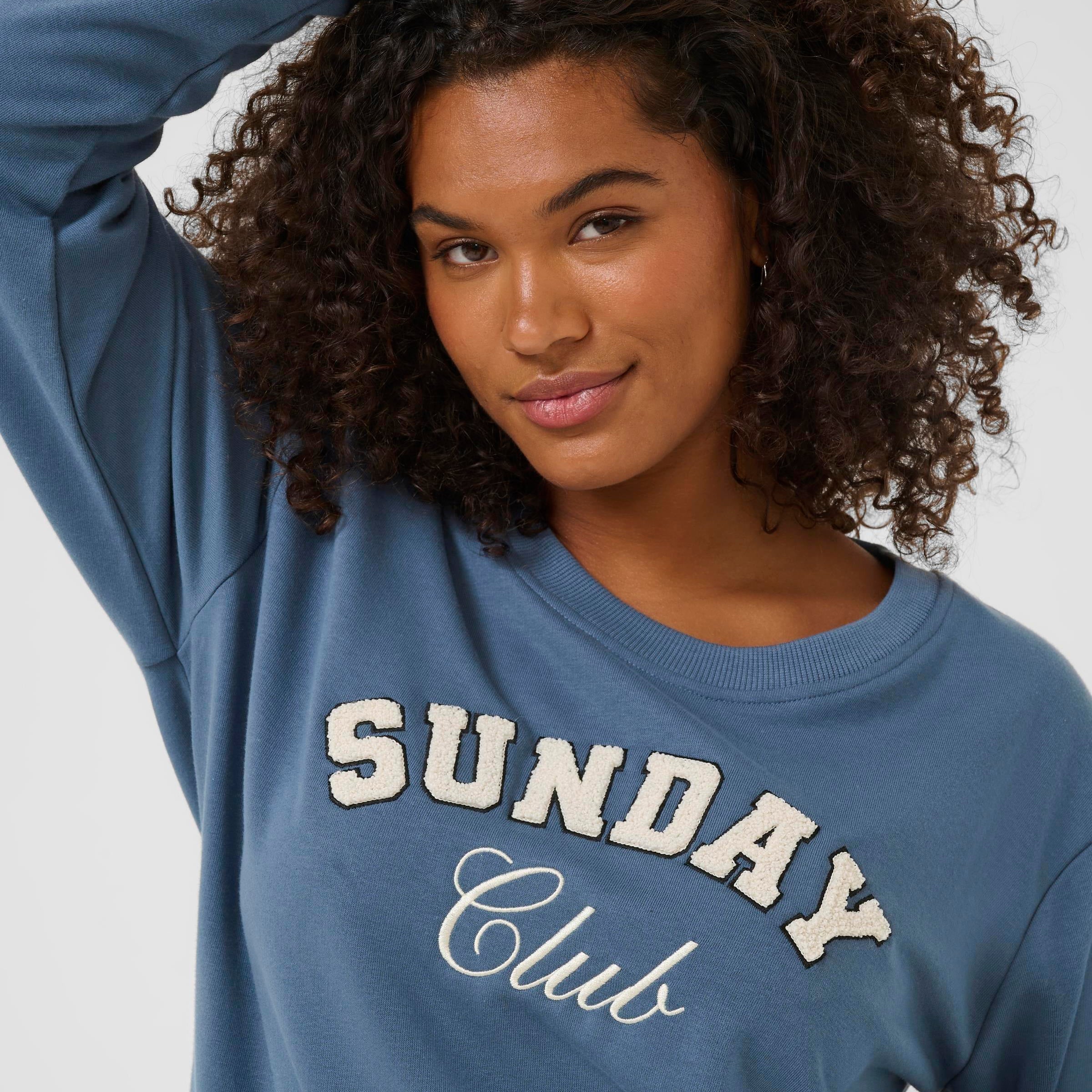 Blaues Sweatshirt mit Print vorn