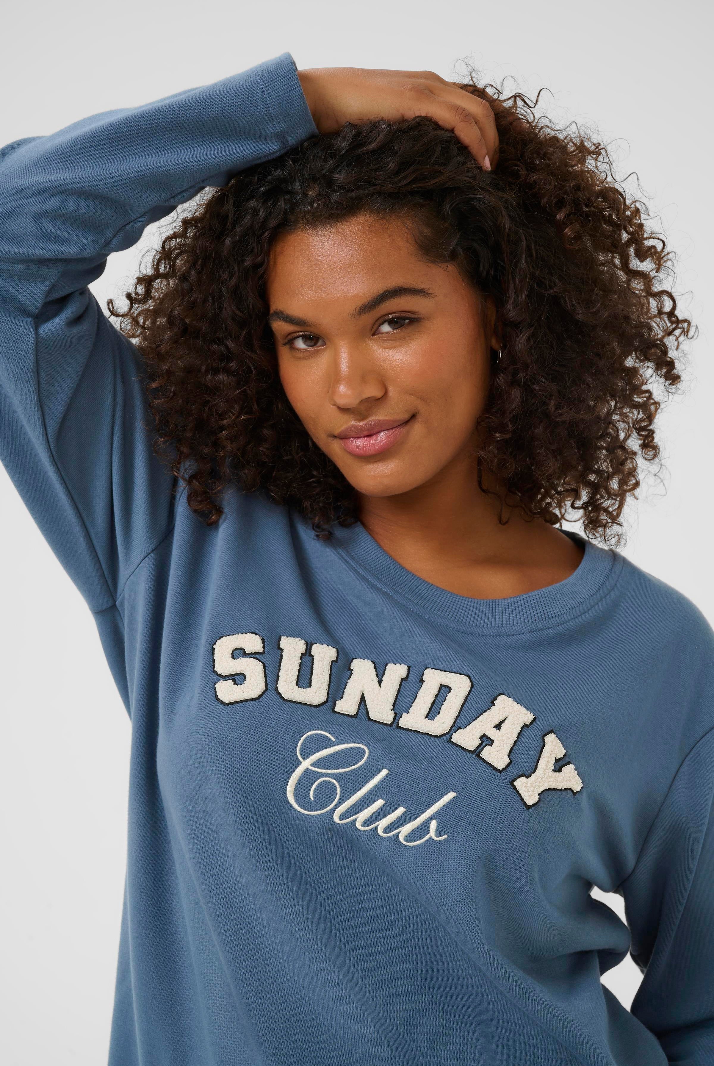 Blaues Sweatshirt mit Print vorn