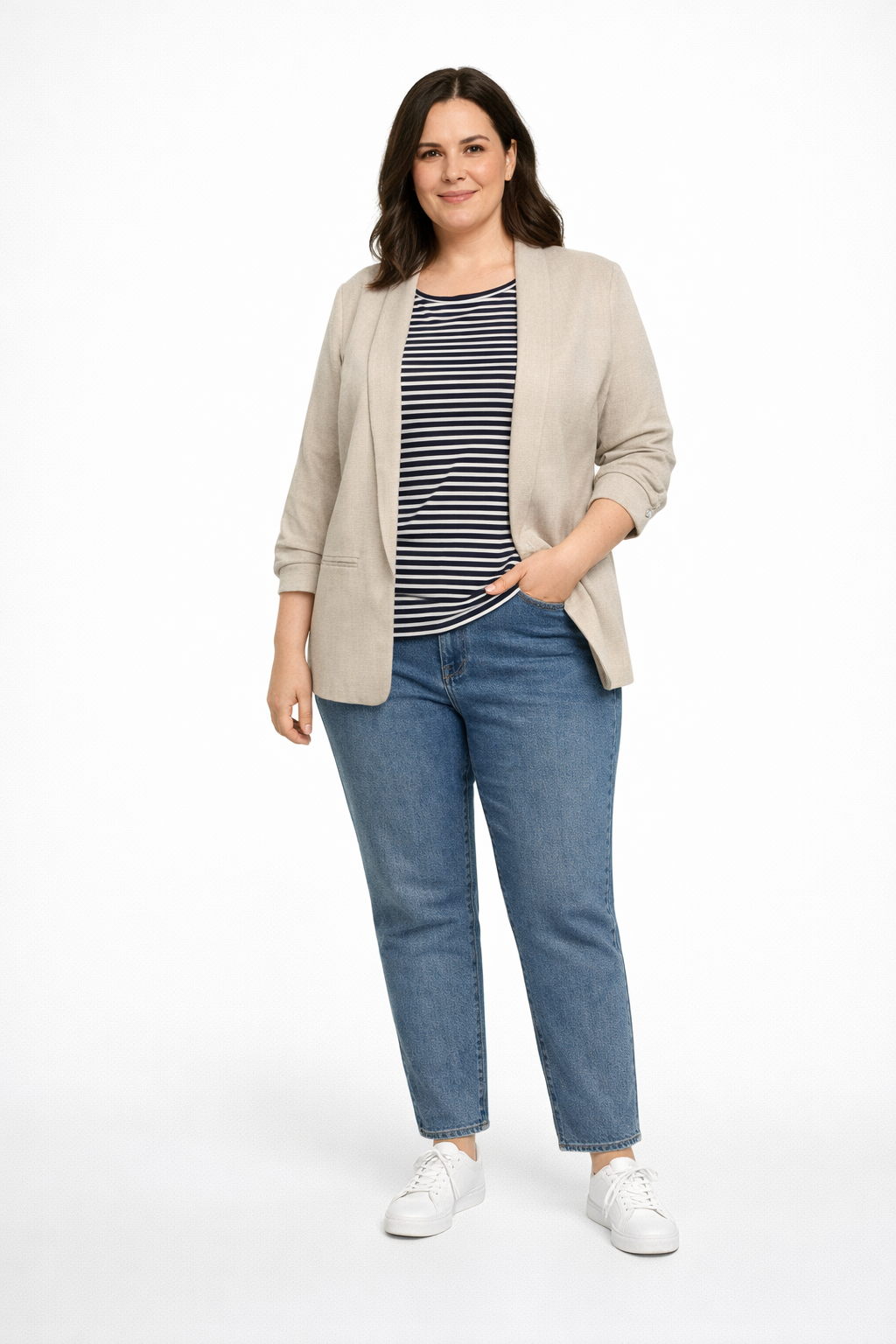 Frau mit Blazer, Ringelshirt und Jeans, Plus Size