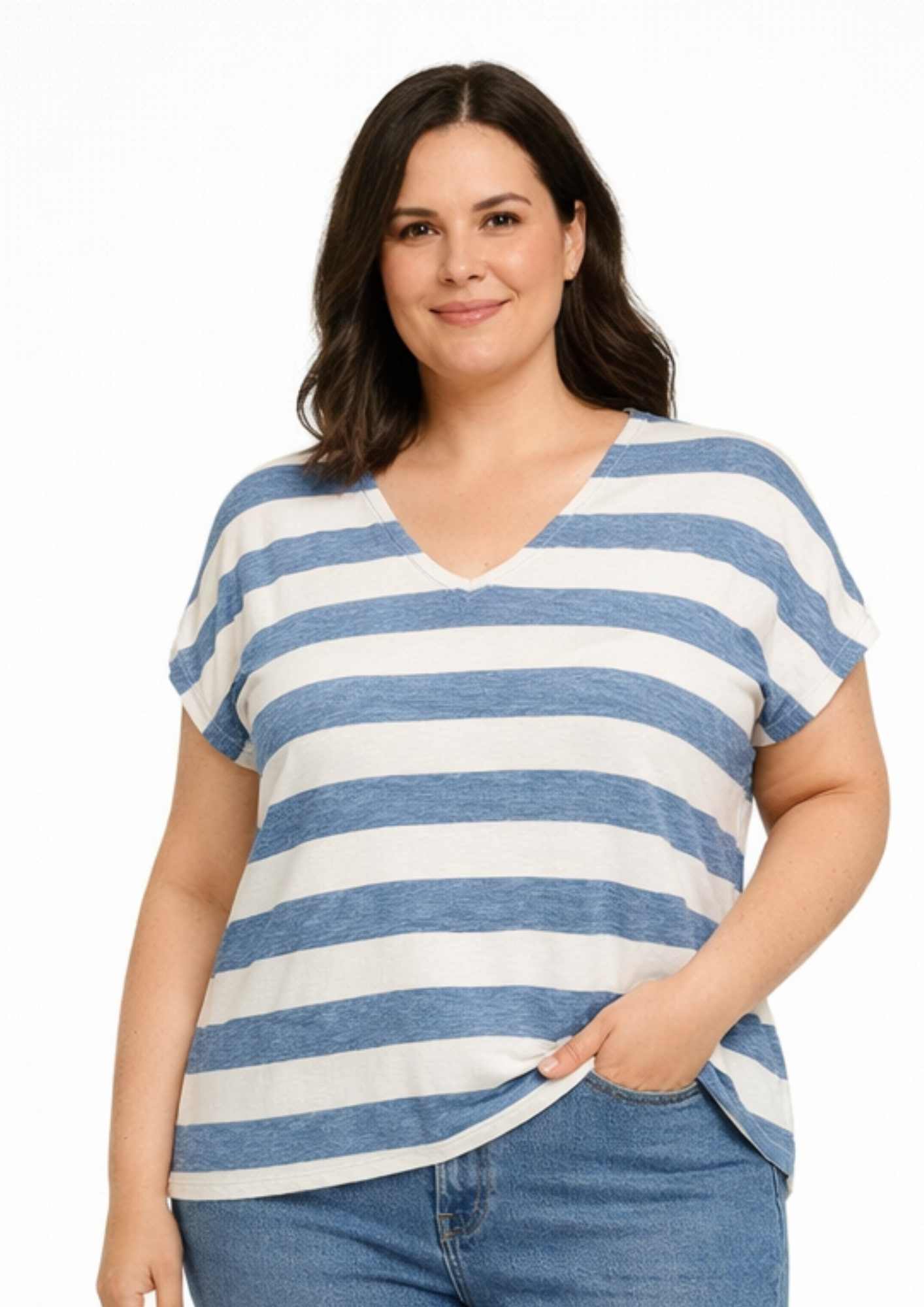 Plus Size Frau mit T-Shirt in Blau-Weiß gestreift und Jeans
