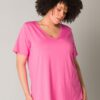 Yesta Jessi T-Shirt fuchsia-pink mit V-Ausschnitt und Glitzerpaspel Nahaufnahme in großer Größe bei Lieblingskurve bestellen