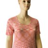 T-Shirt mit Rundhals an einer Schaufensterpuppe gezeigt, von vorn, T-Shirt hat eine Art Batik-Muster mit pink und weiß