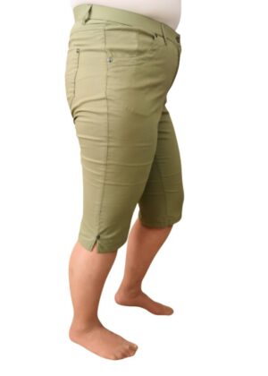 Sommerhose Bermuda kurze Hose in grün an Figur seitlich gezeigt, Marke KJBrand bei Lieblingskurve kaufen