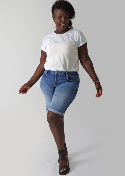 LeMaPa Monika Jeans Bermuda am Modell von vorn fotografiert Plus Size Bermuda Curvy Jeans bei Lieblingskurve kaufen