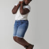 LeMaPa Monika Jeans Bermuda kurze Hose Sommerjeans am Model fotografiert hüpfend kurze Jeanshose bei Lieblingskurve kaufen