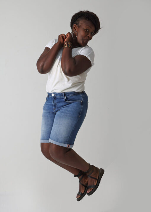 LeMaPa Monika Jeans Bermuda kurze Hose Sommerjeans am Model fotografiert hüpfend kurze Jeanshose bei Lieblingskurve kaufen