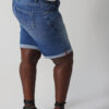 LeMaPa Jeans Bermuda kurze Hose Heaven Blue mit Umschlag an Figur fotografiert von der Seite, bei Lieblingskurve kaufen