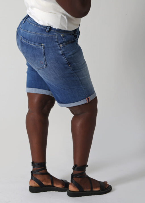 LeMaPa Jeans Bermuda kurze Hose Heaven Blue mit Umschlag an Figur fotografiert von der Seite, bei Lieblingskurve kaufen