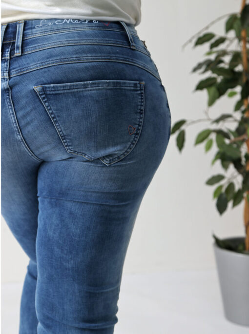 LeMaPa Jeans Rona Regular Inch-Länge 30 sommerliche Waschung an Figur von hinten Detailaufnahme bei Lieblingskurve bestellen
