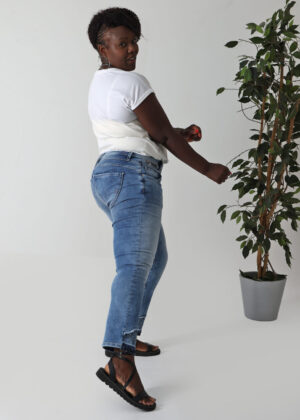 LeMaPa Jeans Rona Regular mit Glitzersteine sommerliche Waschung an Figur seitlich gezeigt bei Lieblingskurve kaufen