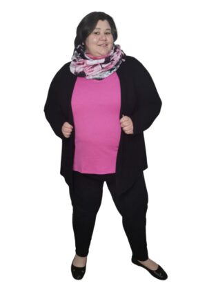 Shop the Look Plus Size Große Größen Stretchhose T-Shirt Cardigan Loop in schwarz und pink an Figur gezeigt bei Lieblingskurve kaufen