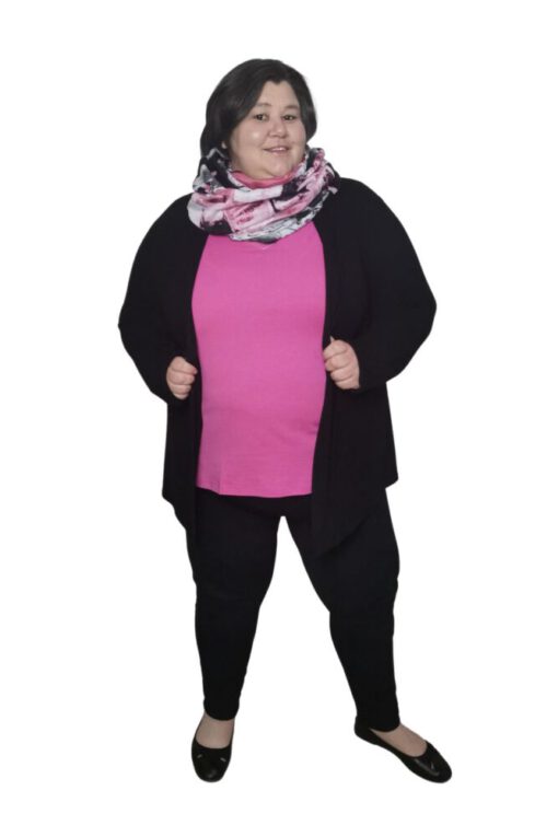 Shop the Look Plus Size Große Größen Stretchhose T-Shirt Cardigan Loop in schwarz und pink an Figur gezeigt bei Lieblingskurve kaufen