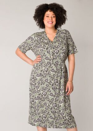 Yesta Jaydi Sommerkleid Kleid grün schwarz gemustert an Figur von vorn mit Knöpfen und Halbarm große Größen bei Lieblingskurve kaufen