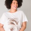 Yesta Jytta T-Shirt weiß mit Frontprint sommerlich große Größen Rundhals Halbarm an Figur in Nahaufnahme bei Lieblingskurve kaufen