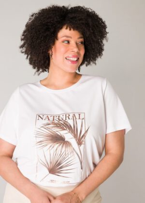 Yesta Jytta T-Shirt weiß mit Frontprint sommerlich große Größen Rundhals Halbarm an Figur in Nahaufnahme bei Lieblingskurve kaufen