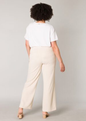 Yesta Jytta T-Shirt weiß mit Frontprint an Figur von hinten gezeigt in Kombination mit heller Hose bei Lieblingskurve kaufen