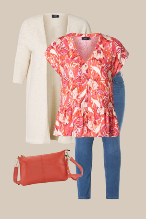 Korallenrote Bluse und Handtasche, Leinen-Cardigan und Jeans als Komplett-Outfit bei Lieblingskurve kaufen
