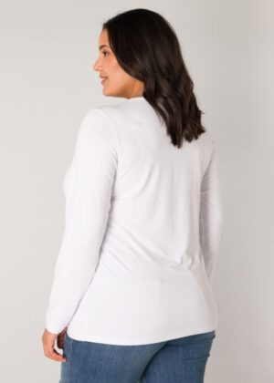 Base Level Curvy Aso an Figur Langarmshirt Basic in weiß von hinten gezeigt bei Lieblingskurve kaufen