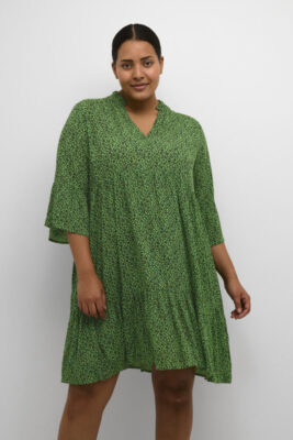 Kaffe Curve KCisma Ami Kleid in grün an Figur gezeigt weit schwingend Sommerkleid in A-Linie Bauch kaschieren