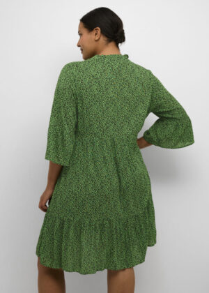 Kaffe Curve Kleid KCisma Ami in grün mit floralem Print, weit schwingend von hinten an Figur gezeigt, bei Lieblingskurve kaufen