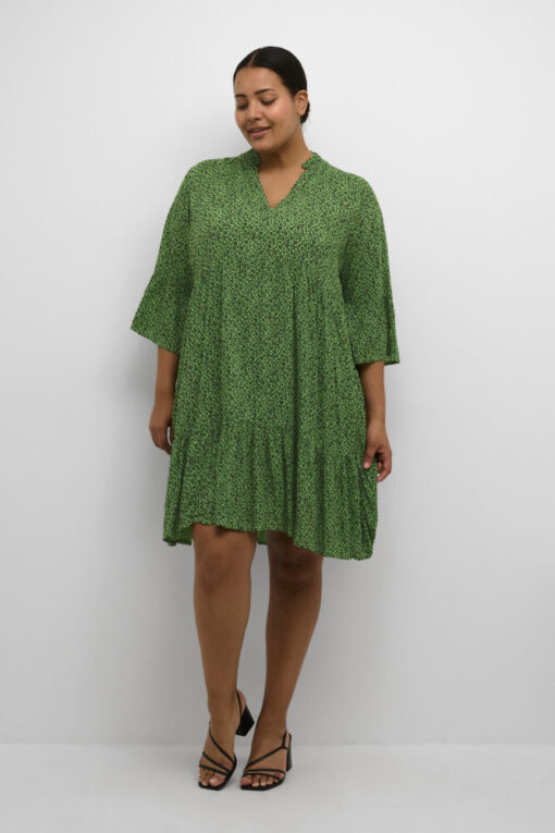 Kaffe Curve Kleid Sommerkleid Plus Size Kleid an Figur gezeigt von vorn in grün mit Blümchen in schwarz bei Lieblingskurve kaufen