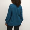 Petrolfarbene Plus Size Bluse von hinten gezeigt mit schwarzer Hose kombiniert Kaffe Curve bei Lieblingskurve kaufen