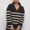 Pullover schwarz mit beigen Streifen und V-Ausschnitt an Figur von vorne gezeigt große Größe bei Lieblingskurve kaufen