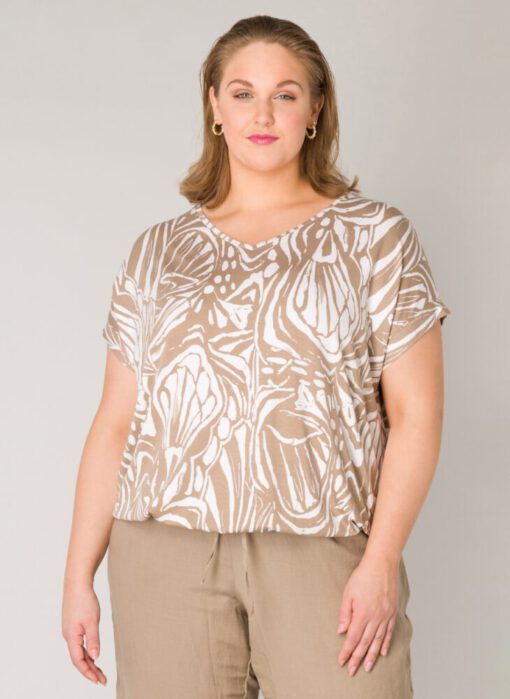 Yesta Tosca T-Shirt in großen Größen an Figur gezeigt von vorn, angezogen mit hellbrauner Sommerhose, Shirt große Größen bei Lieblingskurve kaufen