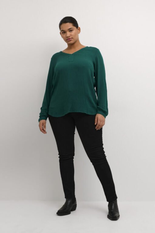 Dunkelgrüne Bluse mit schwarzer Jeans an Modell gezeigt, Plus Size Kaffe Curve bei Lieblingskurve kaufen