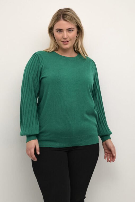 Pullover smaragdgrün mit Ballonärmel mit schwarzen Jeans kombiniert, dänische Mode Kaffe Curve bei Lieblingskurve kaufen