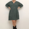 Kleid in grün mit Muster an blonder Frau mit schwarzen Stiefeletten, dänische Mode bei Lieblingskurve kaufen