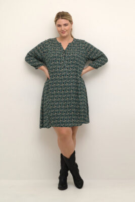 Kleid in grün mit Muster an blonder Frau mit schwarzen Stiefeletten, dänische Mode bei Lieblingskurve kaufen