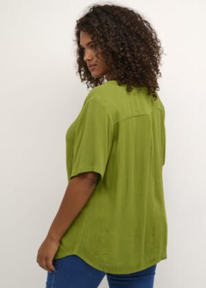 Grüne Kurzarmbluse, Model von hinten, blaue Jeans, Kaffe Curve, bei Lieblingskurve bestellen
